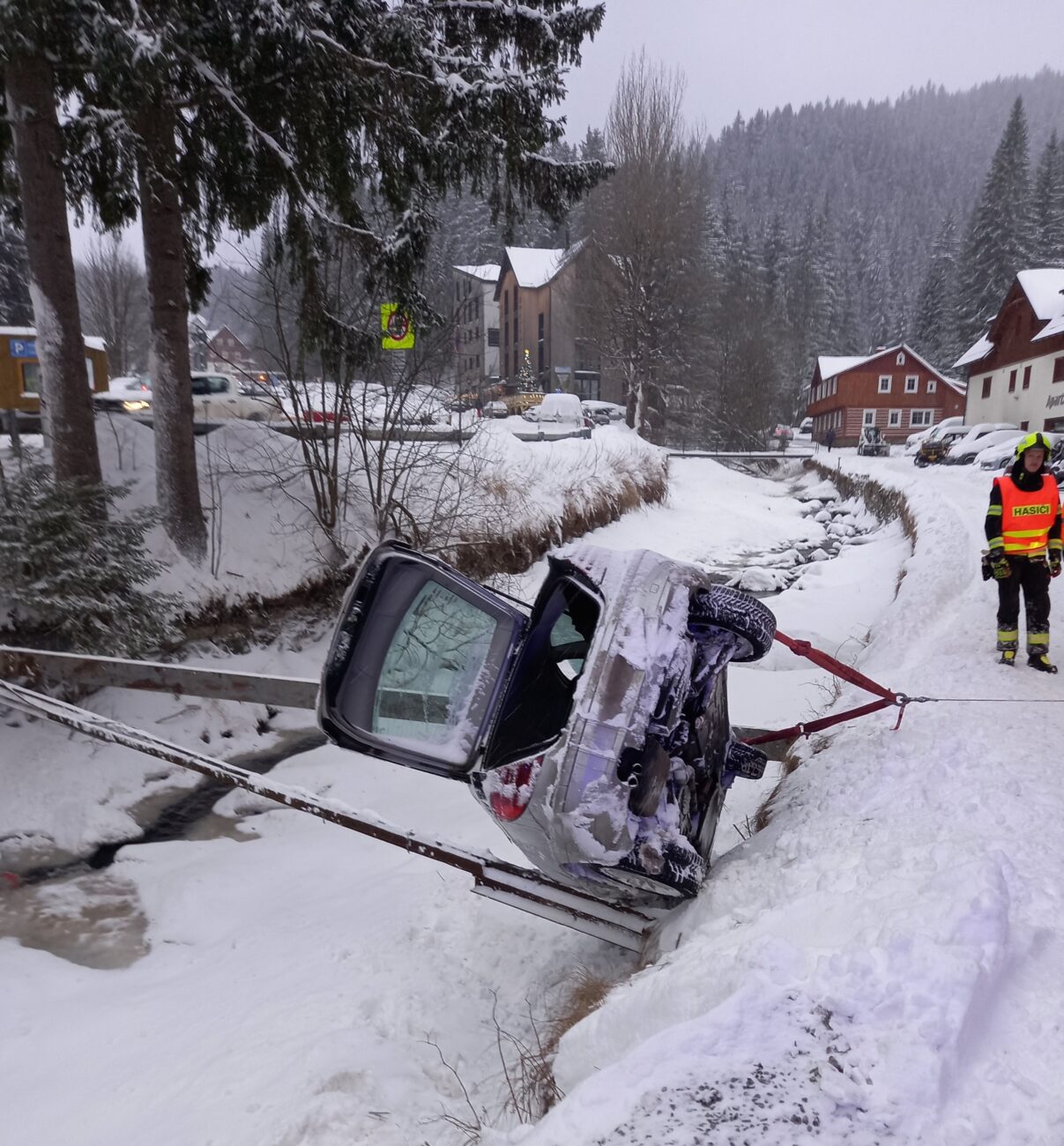 Hasiči řeší řadu nehod v Krkonoších. Foto: HZS