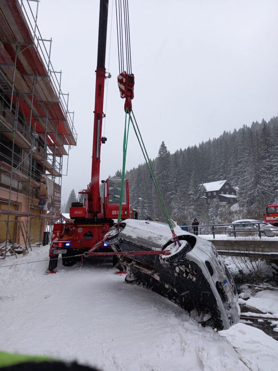 Hasiči řeší řadu nehod v Krkonoších. Foto: HZS