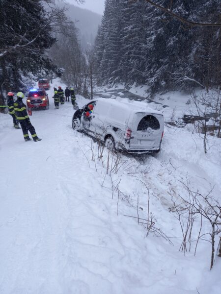 Hasiči řeší řadu nehod v Krkonoších. Foto: HZS
