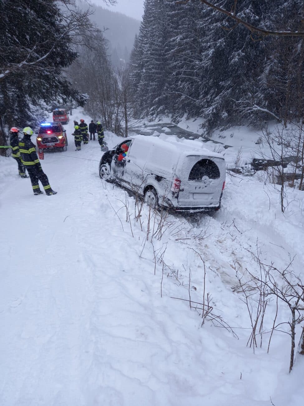 Hasiči řeší řadu nehod v Krkonoších. Foto: HZS