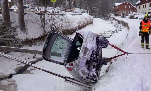 Hasiči řeší řadu nehod v Krkonoších. Foto: HZS