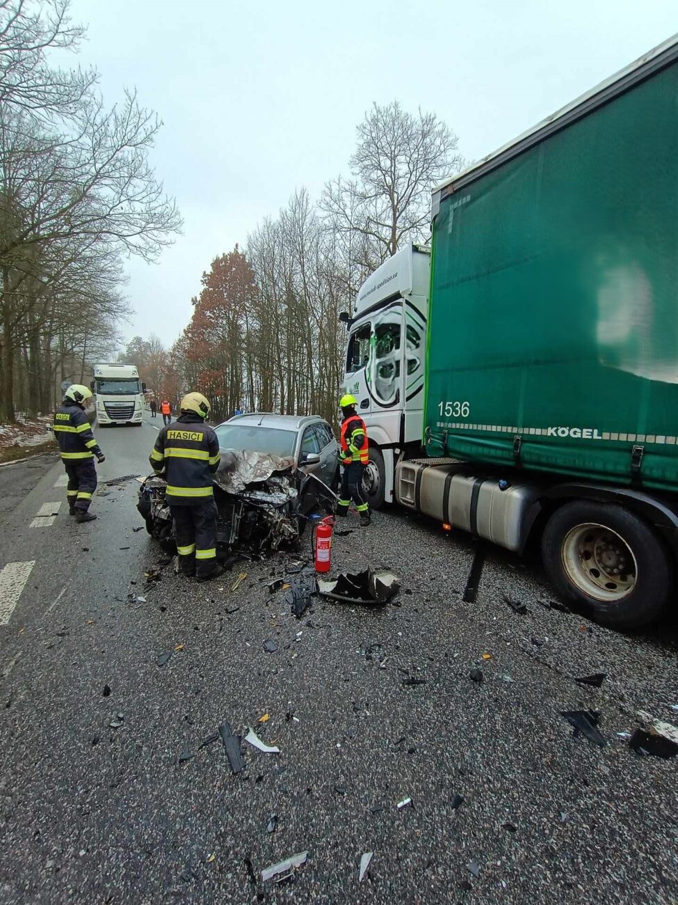Nehoda auta a dvou kamionů na Písecku. Foto: HZS
