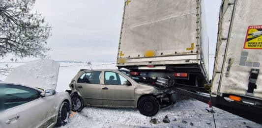 Nehoda dvou aut a dodávky u Všestar. Foto: HZS