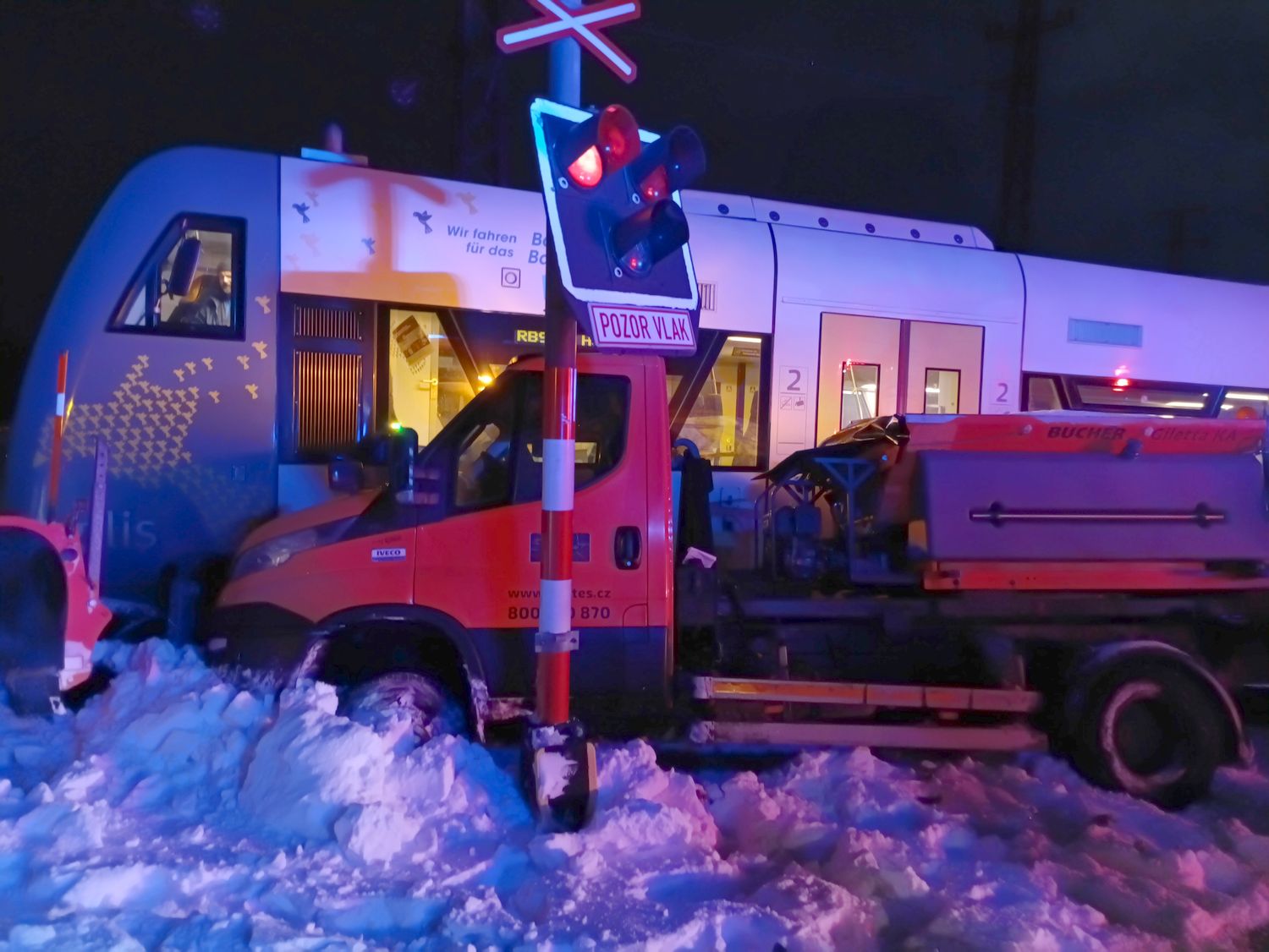 Nehoda silničářů a vlaku na Chebsku. Foto: HZS