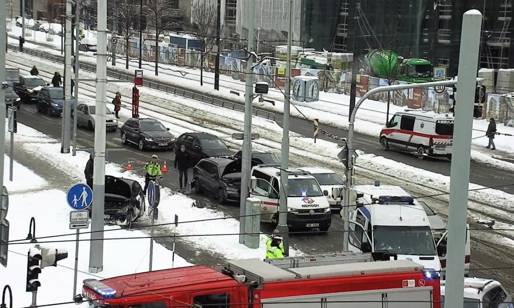 Nehoda sanitky a dvou aut na křižovatce ulic Olšanská a Želivského v Praze. Zdroj: OS KŠ HMP