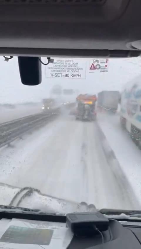 VIDEO: Silničáři se dostali do potíží na dálnici D8. Zdroj: ŘSD