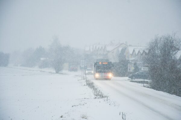 Zasněžené silnice v Praze a okolí potrápily řidiče autobusů. Foto: PID