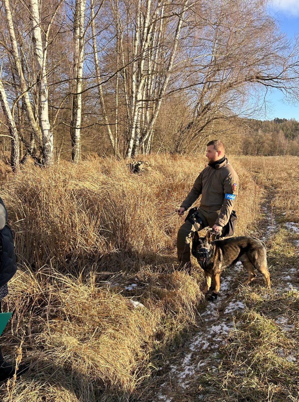 Policie pátrá v okolí po stopách vraždy. Foto: PČR