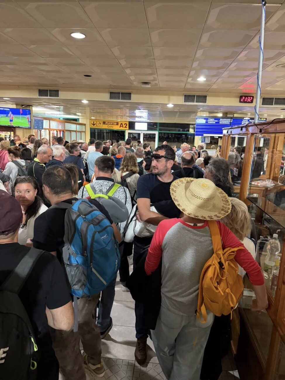 Turisté byli evakuováni z letadla a zůstávají na Kubě. Foto: FB/Yvette Michnová