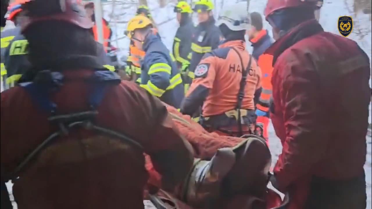 VIDEO: Hasiči po dlouhých hodinách vytahují zraněného z jeskyně. Autor: HZS