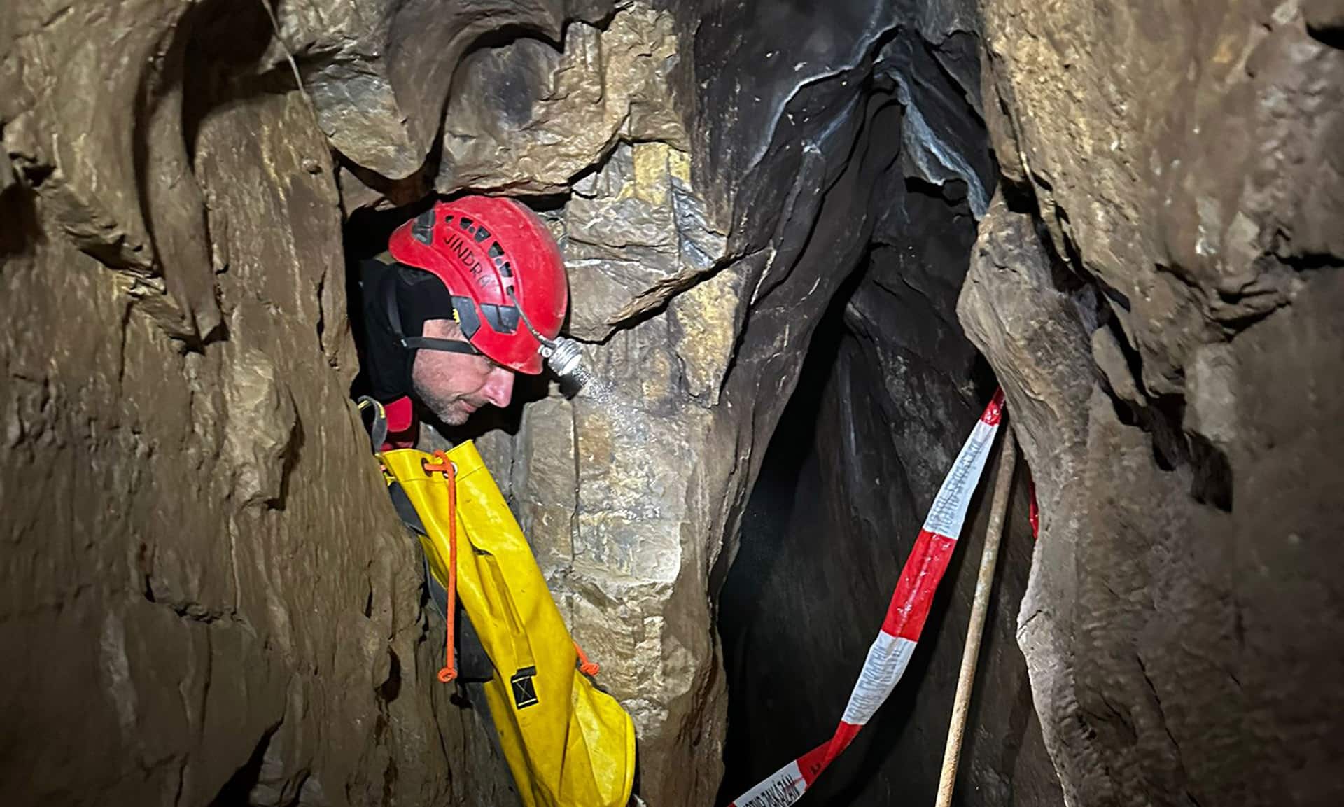 Do jeskyně vedou jen velmi úzké otvory. Foto: HZS