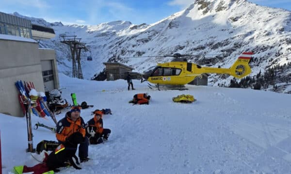 Záchranáři zasahují u lavinou zasypaného chlapce. Foto: HZ Bad Gastein