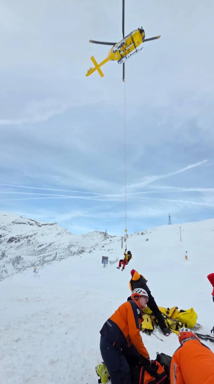 Lavinou zavaleného chlapce vyhrabali záchranáři. Foto: Horská služba Bad Gastein