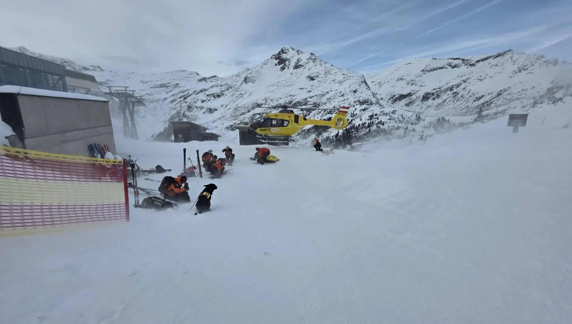 Záchranáři zasahují u lavinou zasypaného chlapce. Foto: HZ Bad Gastein