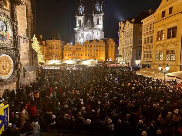 Záchranáři v Praze na silvestra na přeplněném Staroměstském náměstí. Foto: ZZS