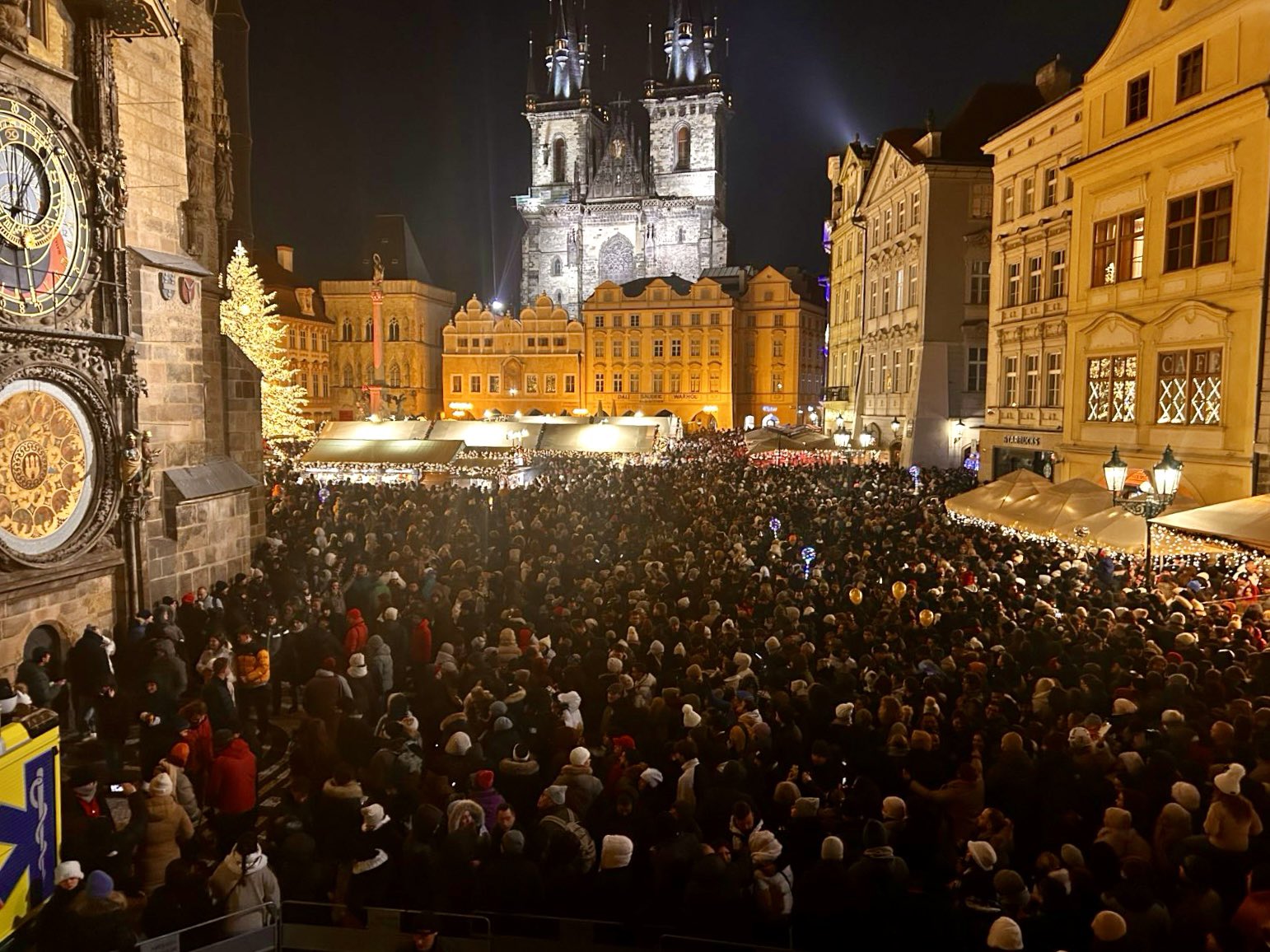 Záchranáři v Praze na silvestra na přeplněném Staroměstském náměstí. Foto: ZZS