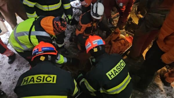 Hasiči po 20 hodinách vytáhli muže z jeskyně. Foto: HZS