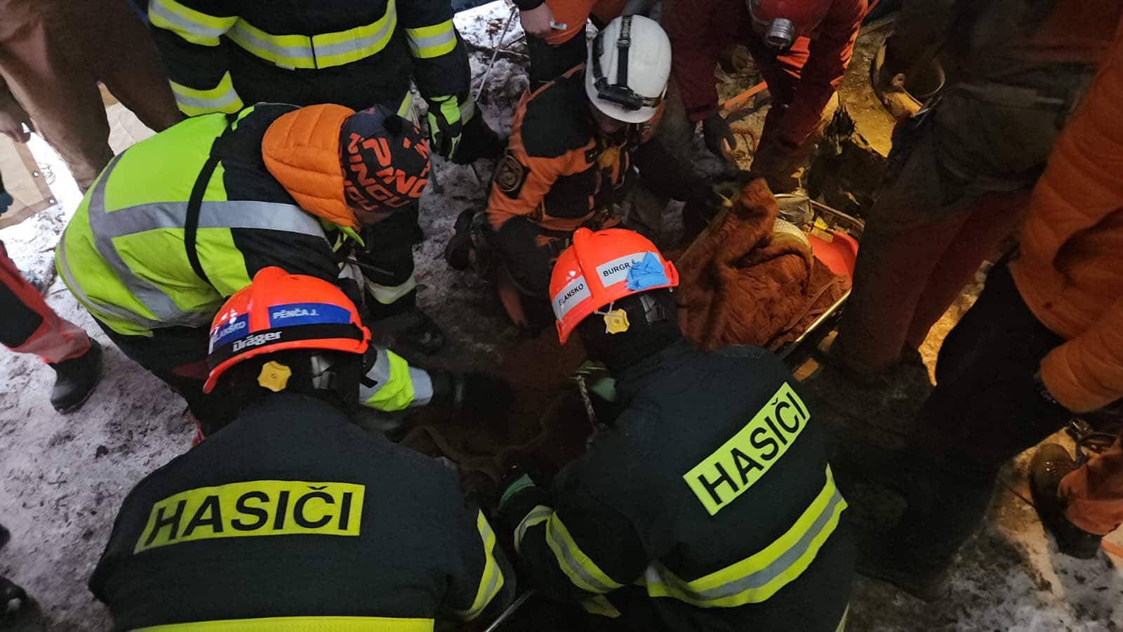 Hasiči po 20 hodinách vytáhli muže z jeskyně. Foto: HZS