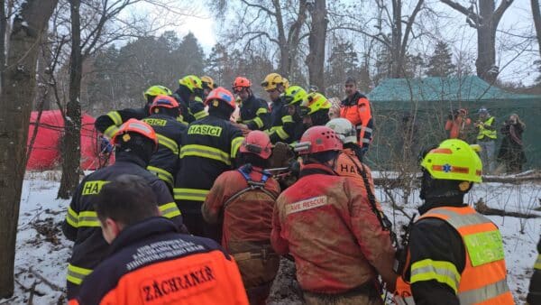 Hasiči po 20 hodinách vytáhli muže z jeskyně. Foto: HZS