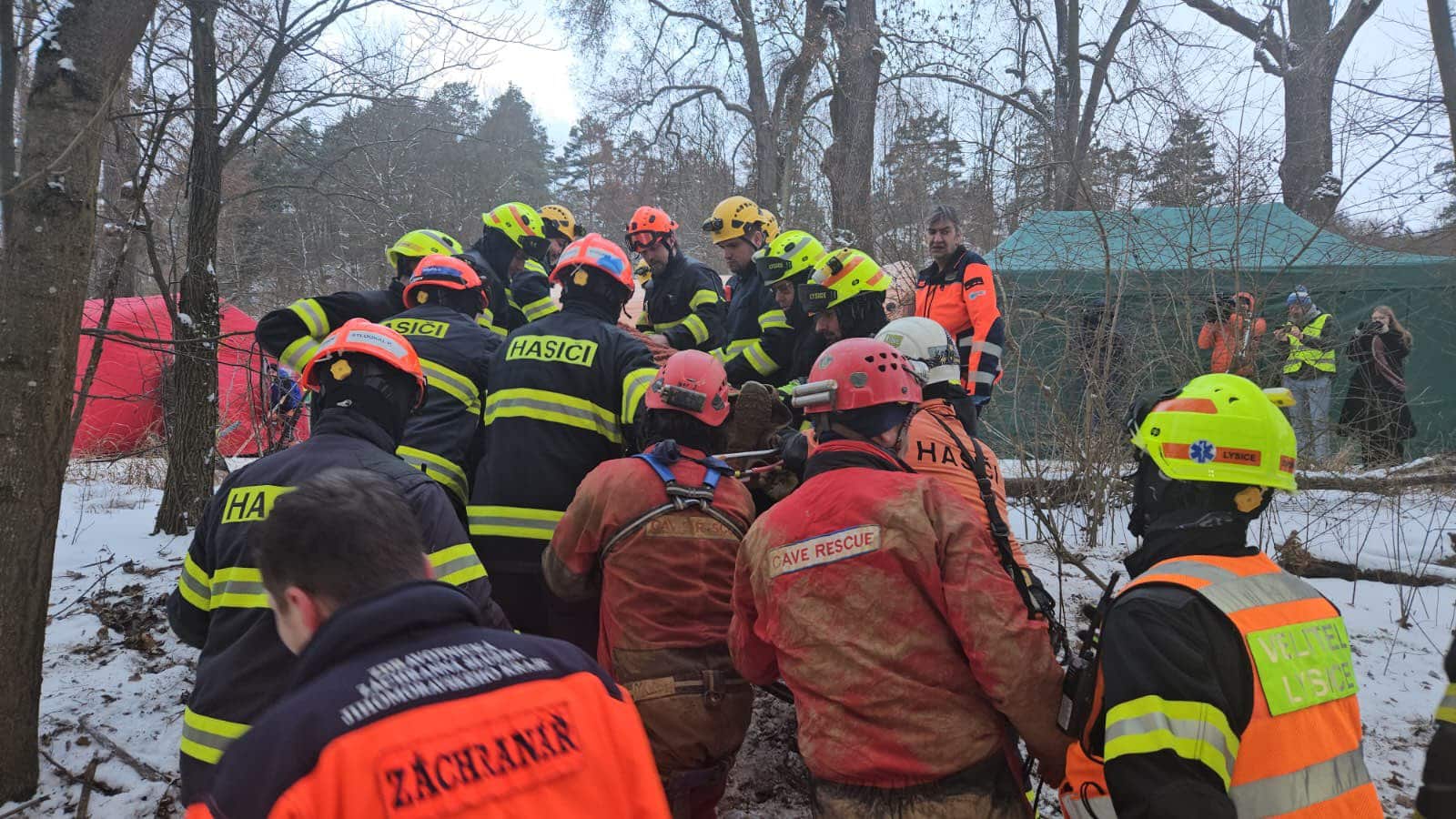 Hasiči po 20 hodinách vytáhli muže z jeskyně. Foto: HZS
