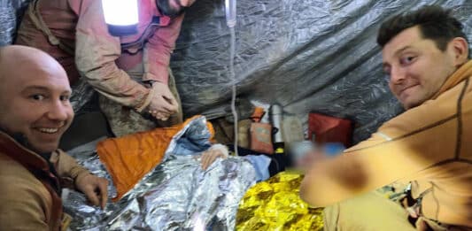 Unavení, ale šťastní. Hasiči a záchranáři vysvobodili zraněného jeskyňáře. Foto: HZS