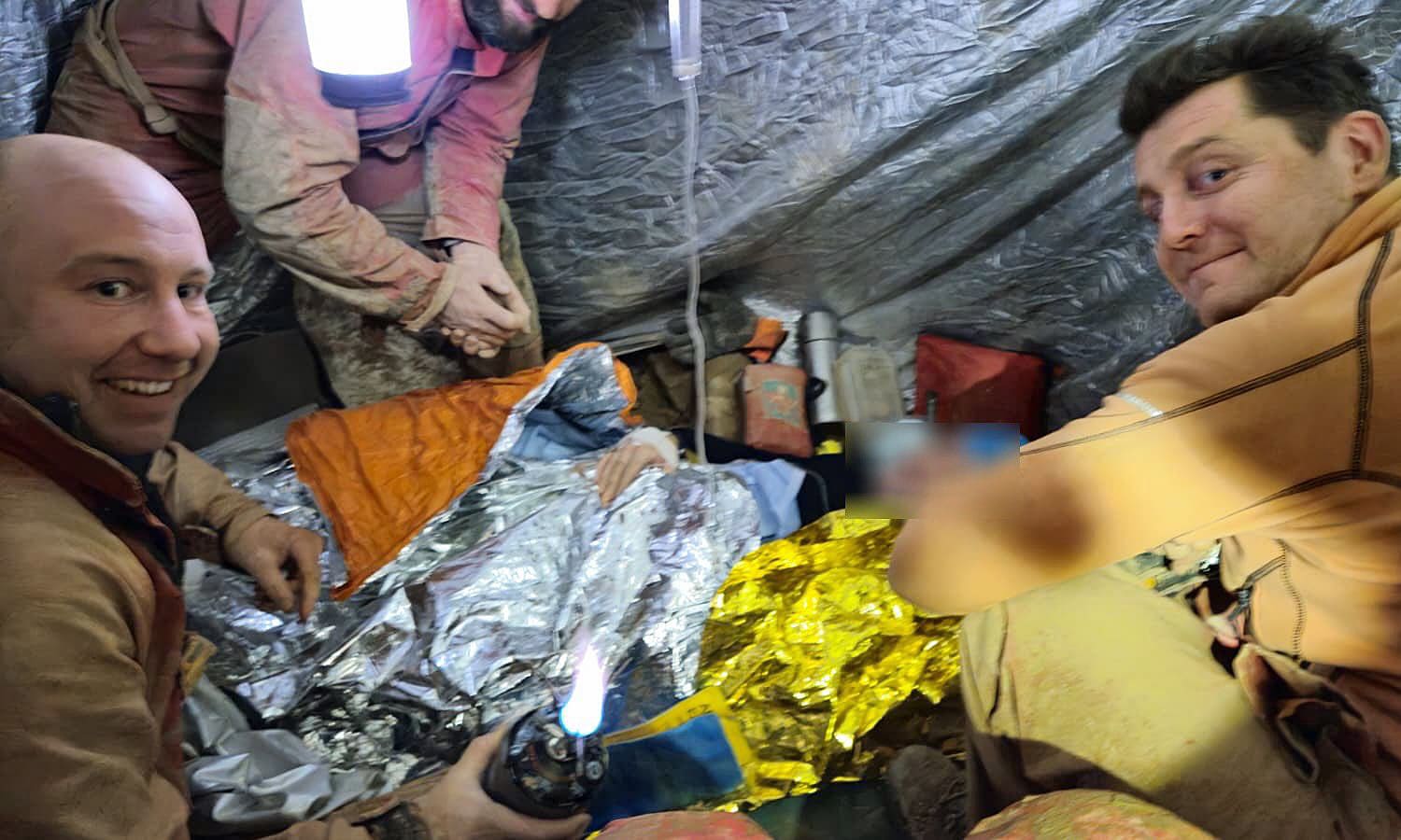 Unavení, ale šťastní. Hasiči a záchranáři vysvobodili zraněného jeskyňáře. Foto: HZS