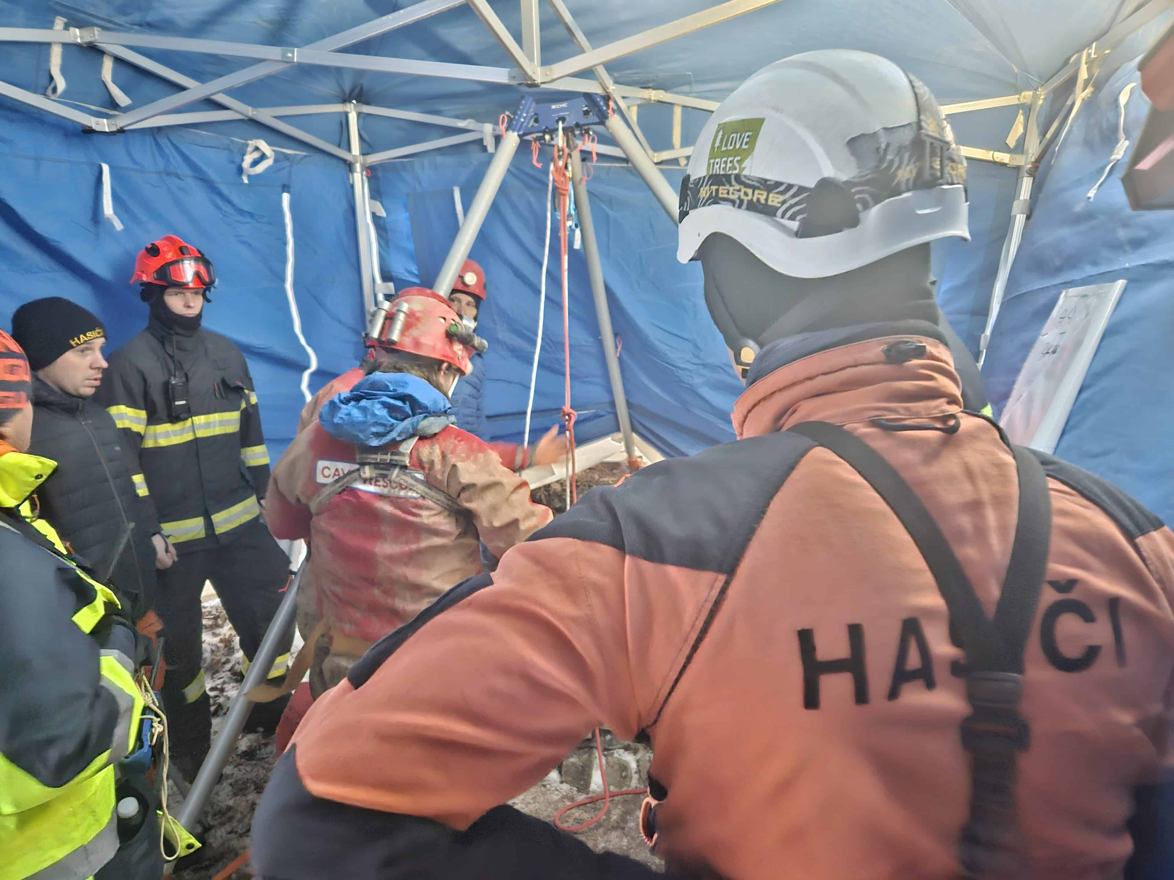 Hasiči po 20 hodinách vytáhli muže z jeskyně. Foto: HZS