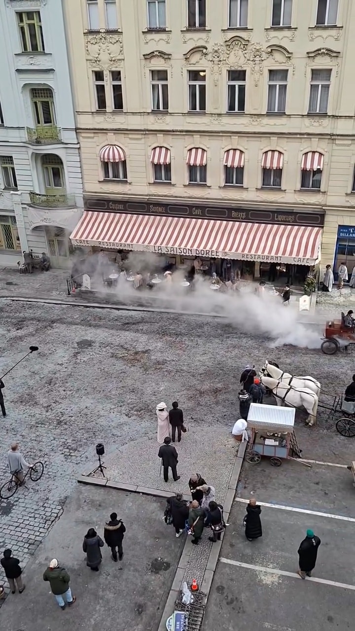 VIDEO: Netflix v Praze natáčí nový seriál Věk nevinnosti (The Age of Innocence). Video: Markéta Remešová (se souhlasem)