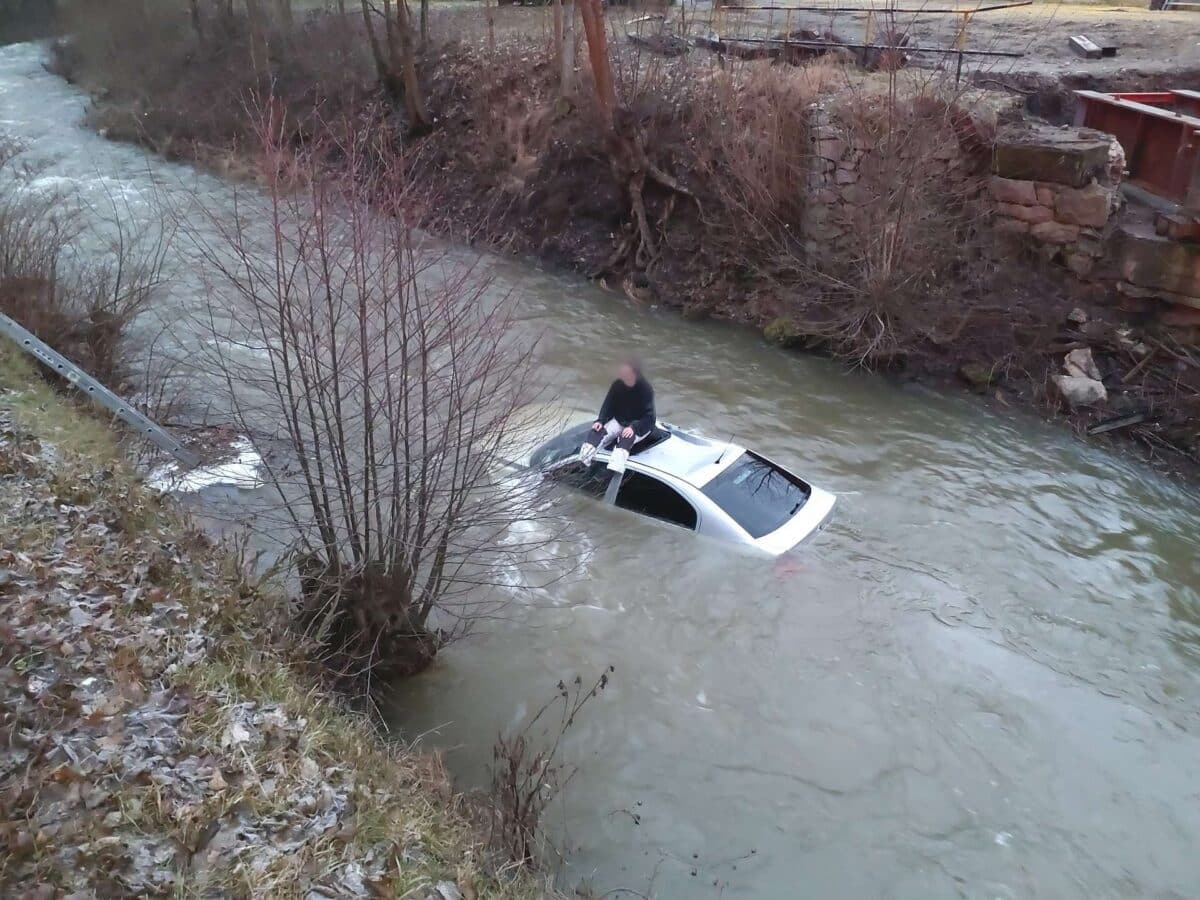 Nehoda na Blanensku. Řidič utopil auto v řece. Foto: HZS JMK