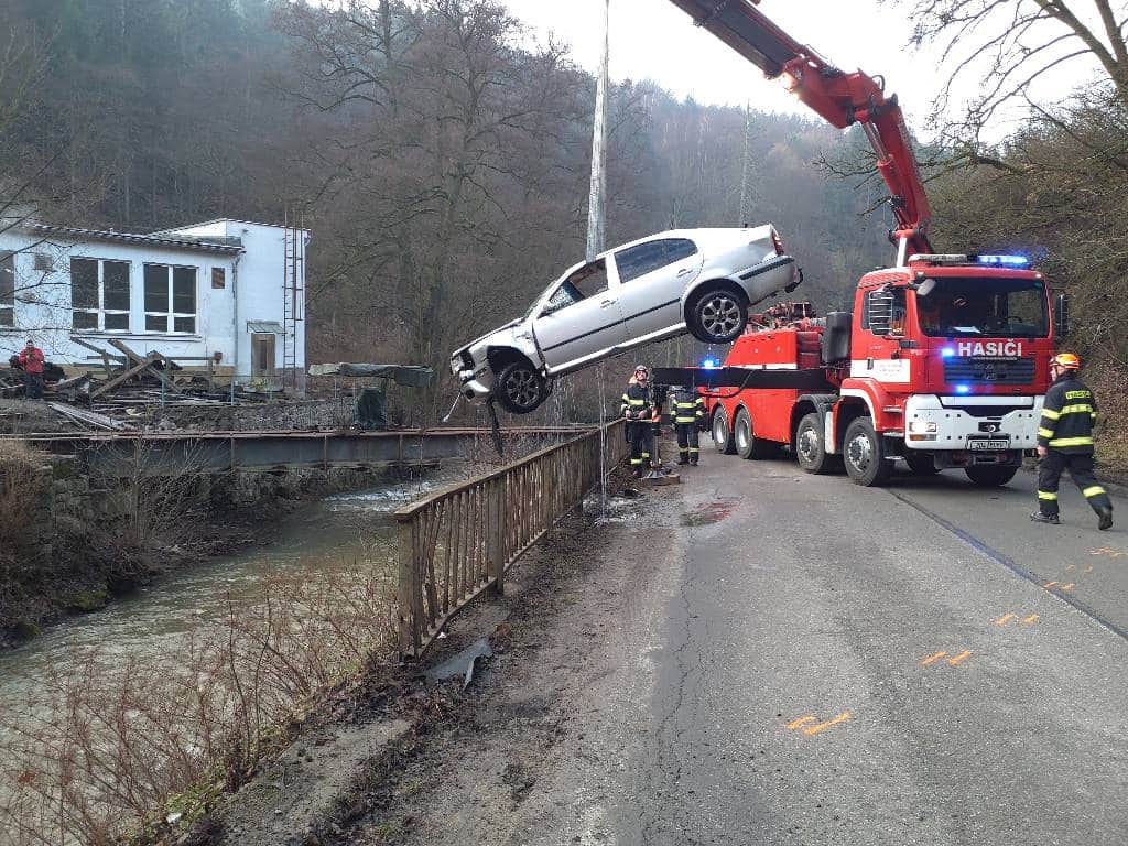 Nehoda na Blanensku. Řidič utopil auto v řece. Foto: HZS JMK