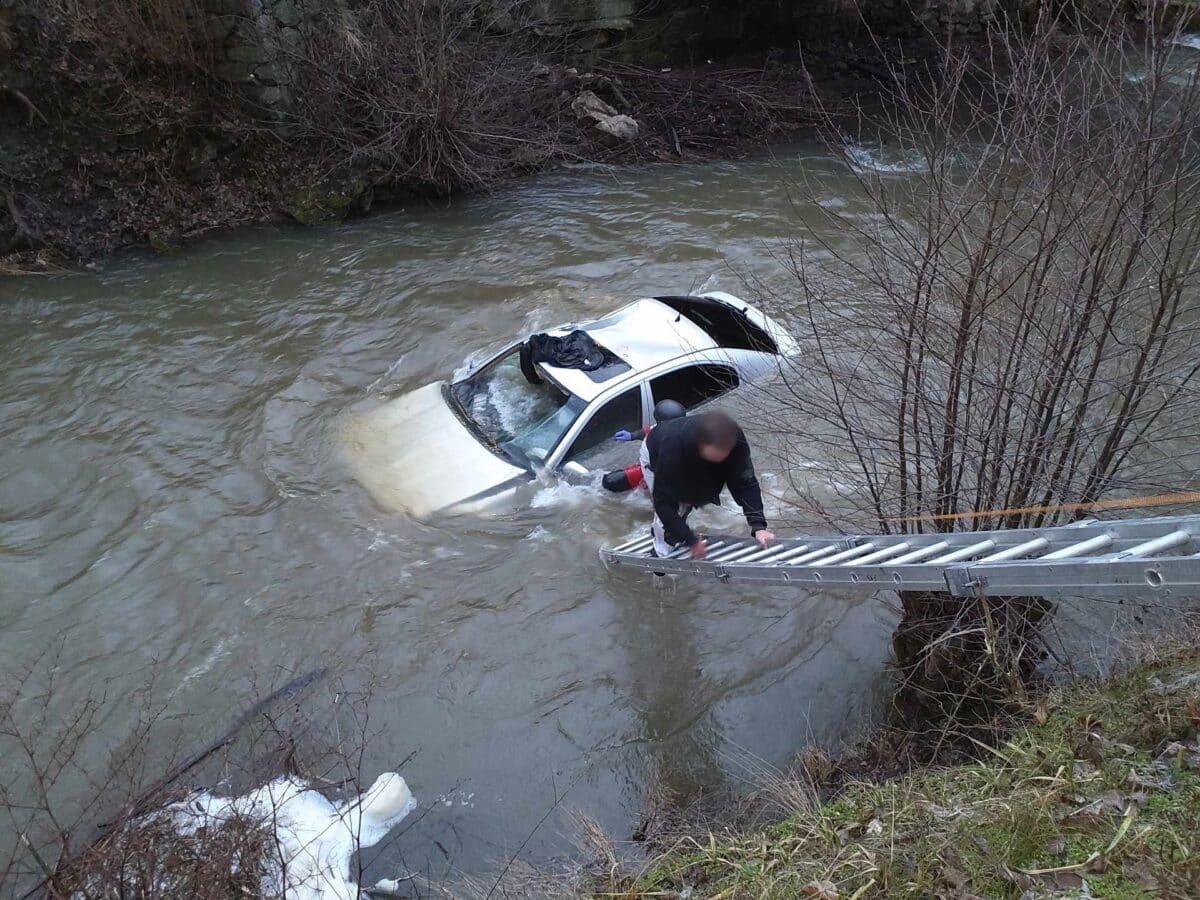 Nehoda na Blanensku. Řidič utopil auto v řece. Foto: HZS JMK