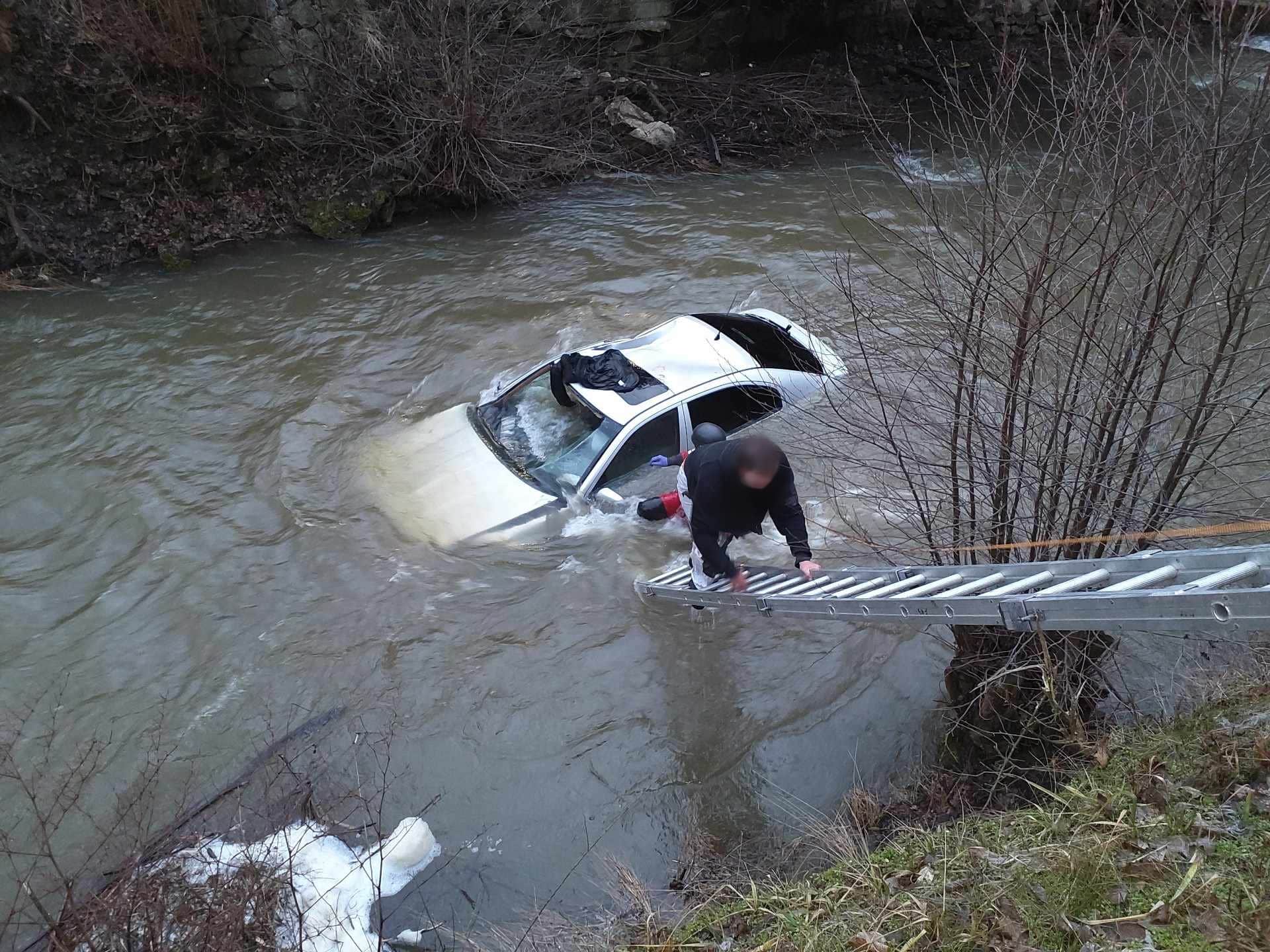 Nehoda na Blanensku. Řidič utopil auto v řece. Foto: HZS JMK