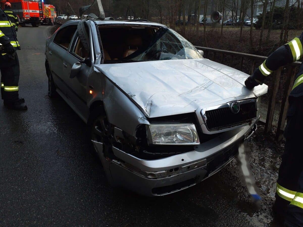 Nehoda na Blanensku. Řidič utopil auto v řece. Foto: HZS JMK