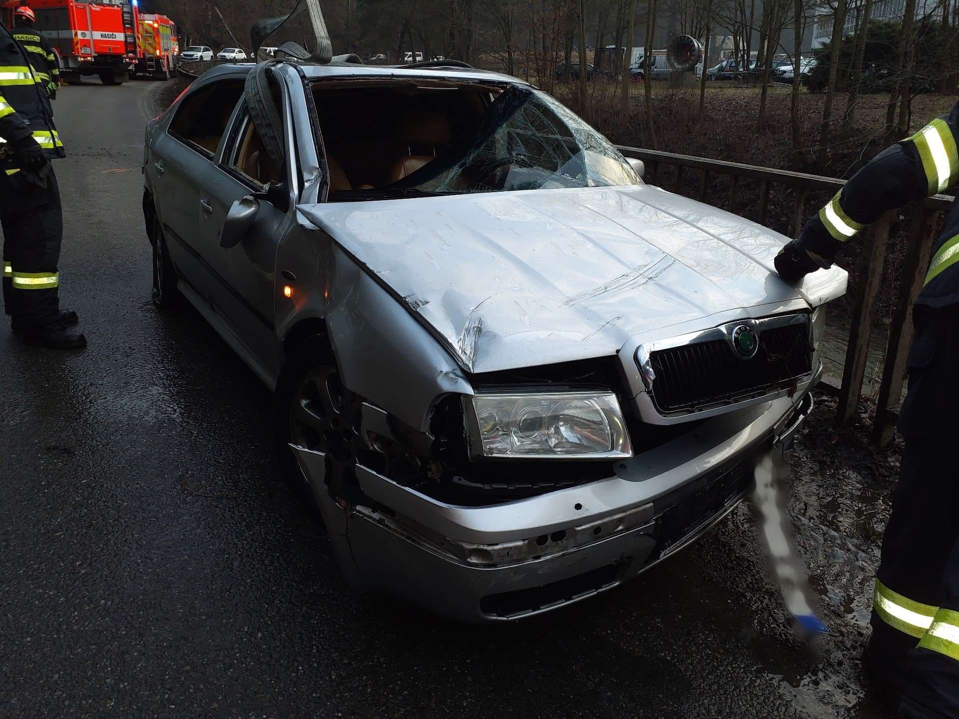 Nehoda na Blanensku. Řidič utopil auto v řece. Foto: HZS JMK