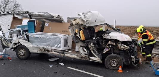 Nehoda u Litovle. Dodávka narazila do Avie. Foto: HZS Olomouckého kraje