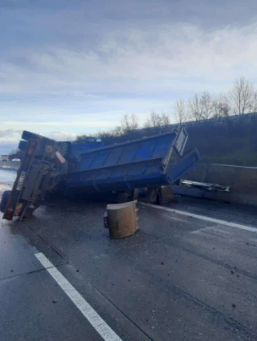 Nehoda nákladního vozu na Pražském okruhu u Zličína. Foto: Policie ČR