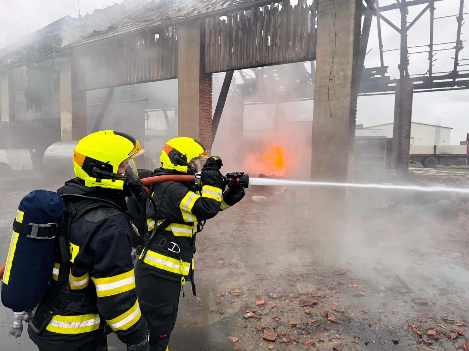 Požár v obci Dolní Roveň. Foto: HZS Pardubického kraje