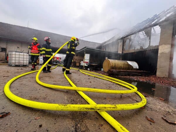 Požár v obci Dolní Roveň. Foto: HZS Pardubického kraje