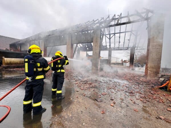 Požár v obci Dolní Roveň. Foto: HZS Pardubického kraje