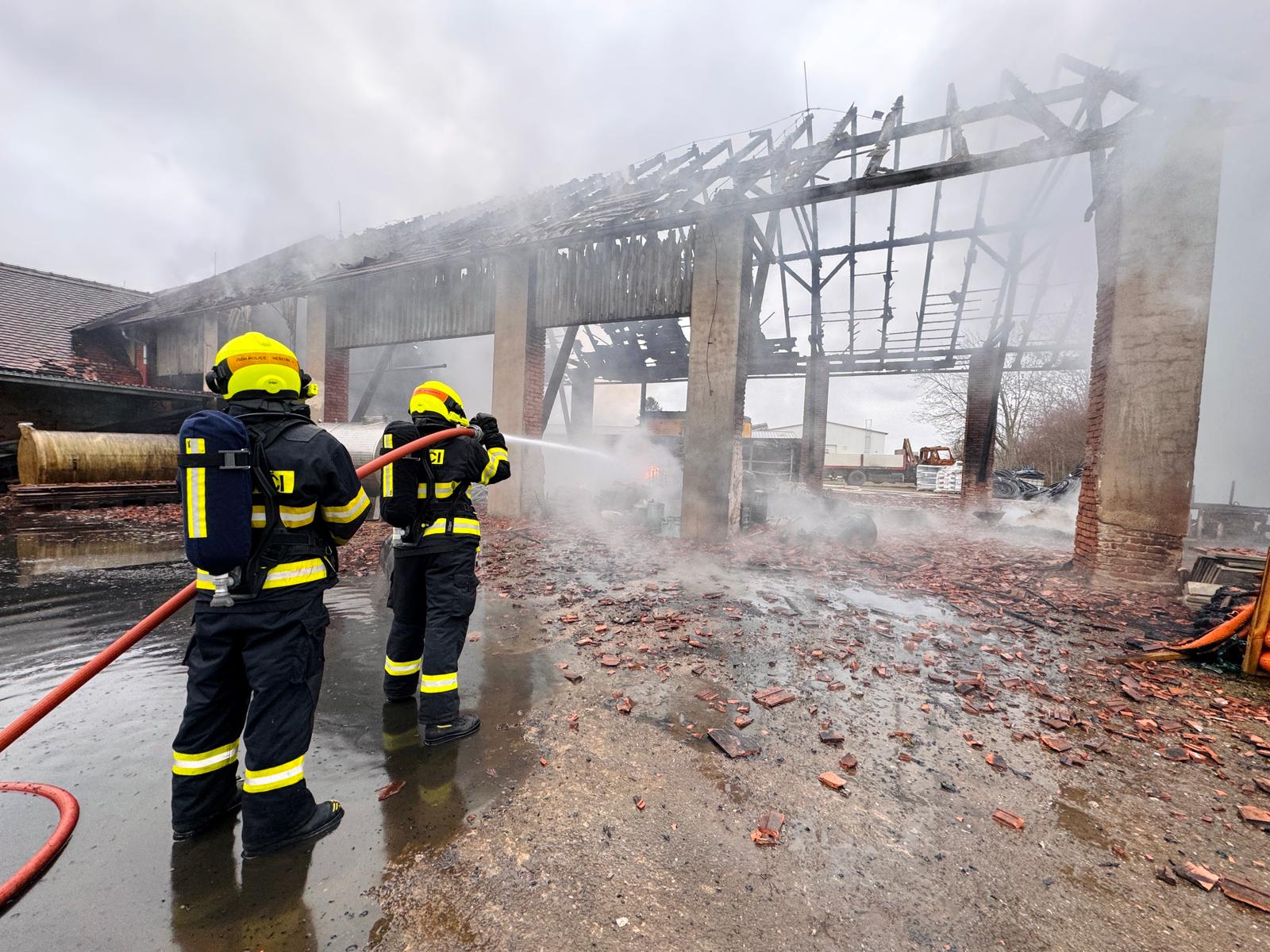 Požár v obci Dolní Roveň. Foto: HZS Pardubického kraje