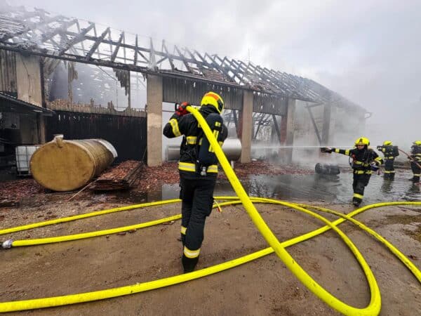 Požár v obci Dolní Roveň. Foto: HZS Pardubického kraje