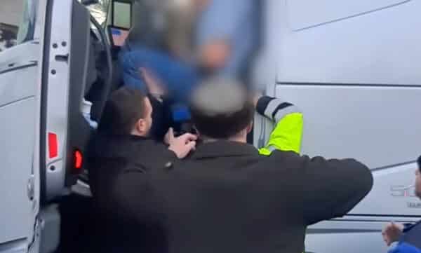Policisté zachraňují řidiče v bezvědomí. Autor: Policie ČR