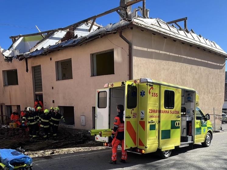 Mladého muže ve Větrní zavalila zeď. Pomohli mu záchranáři. Foto: ZZS JČK