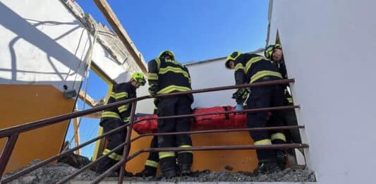 Mladého muže ve Větrní zavalila zeď. Pomohli mu záchranáři. Foto: ZZS JČK