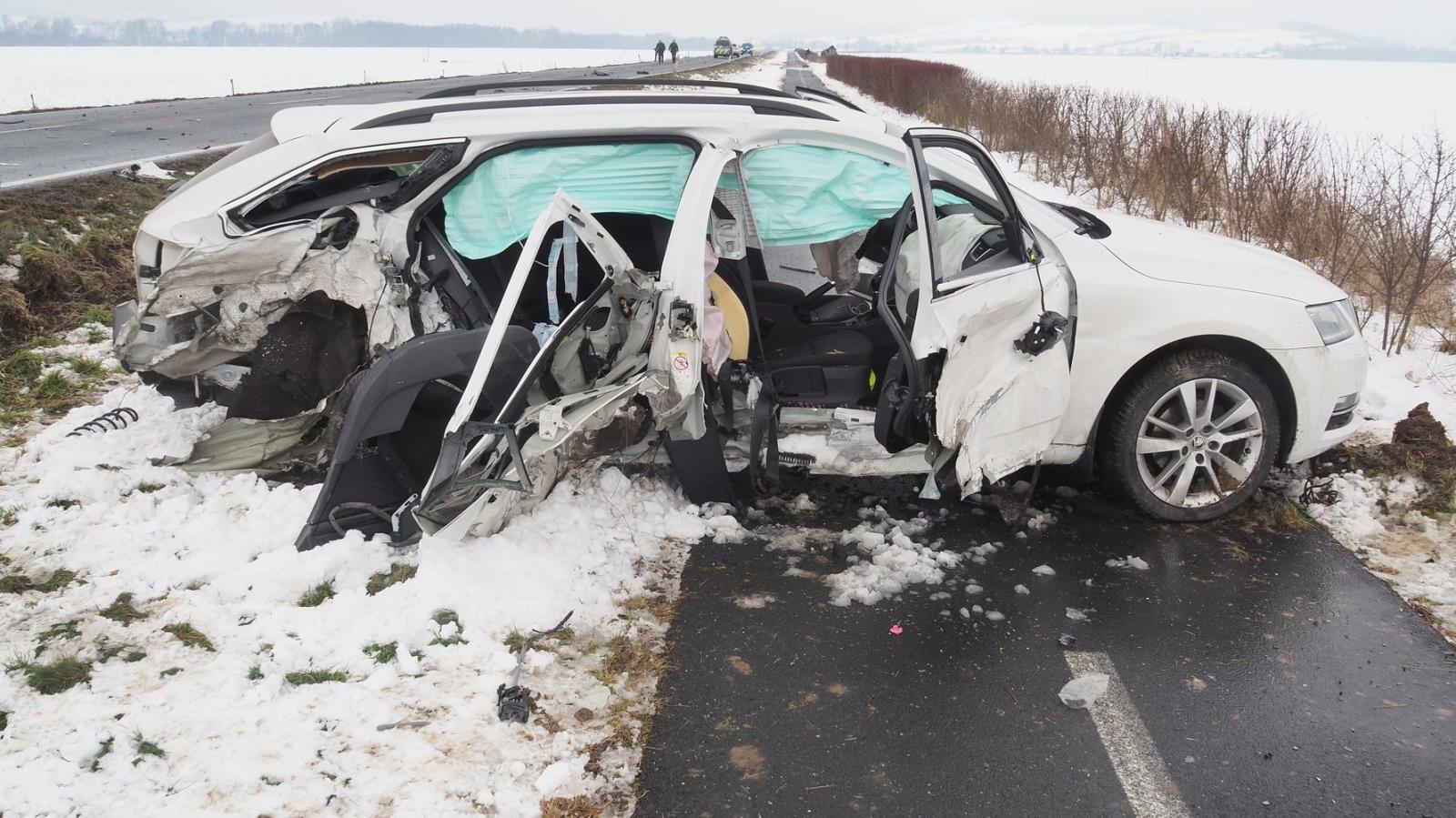 Najel do protisměru a naboural tuto Octavii, v níž jeli dva nevinní lidé. Foto: Policie ČR