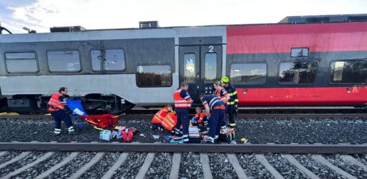 V Úvalech srazil vlak ženu. Zasahovali hasiči a záchranáři. Foto: HZS SČK