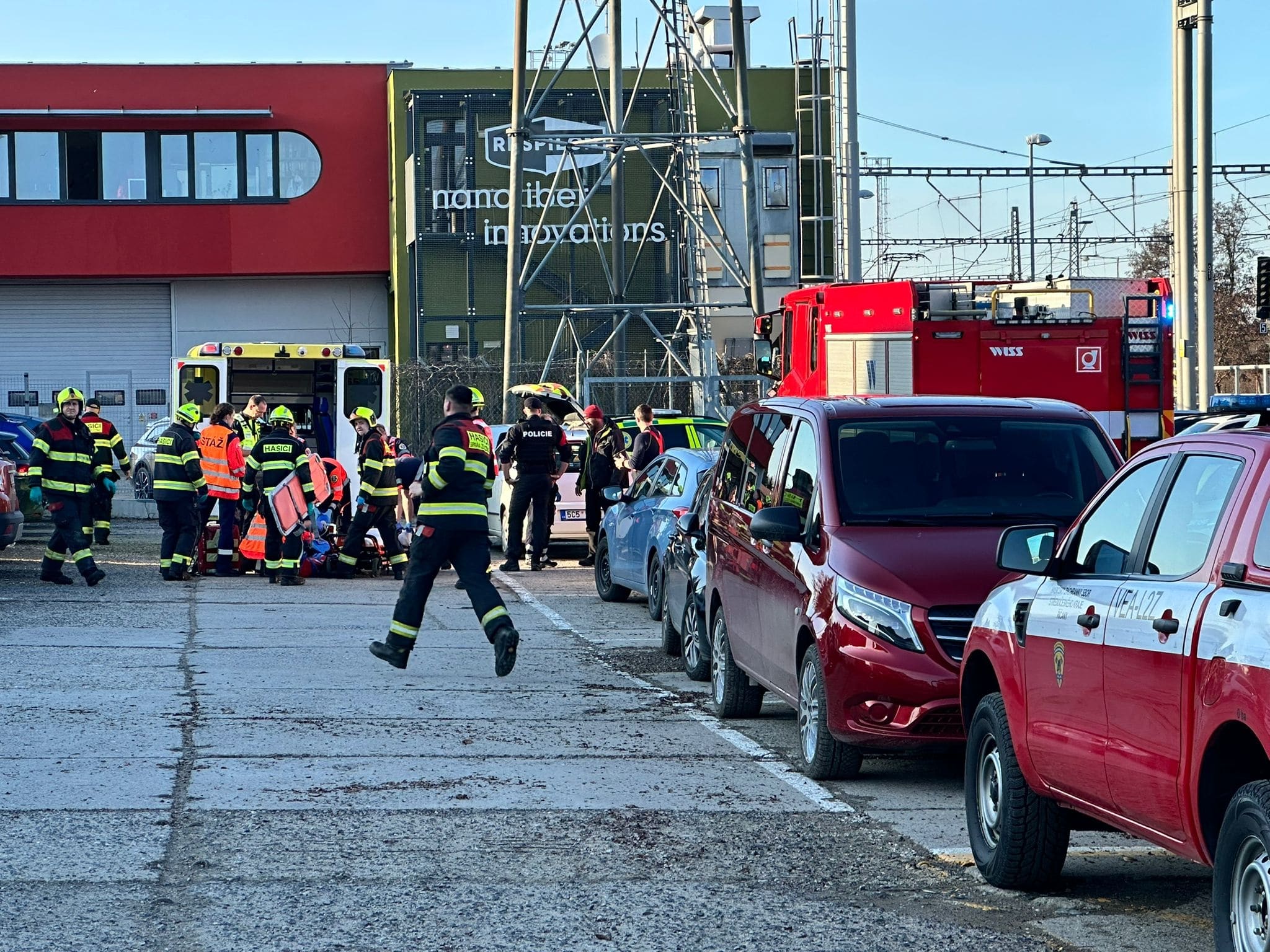 V Úvalech srazil vlak ženu. Zasahovali hasiči a záchranáři. Foto: HZS SČK