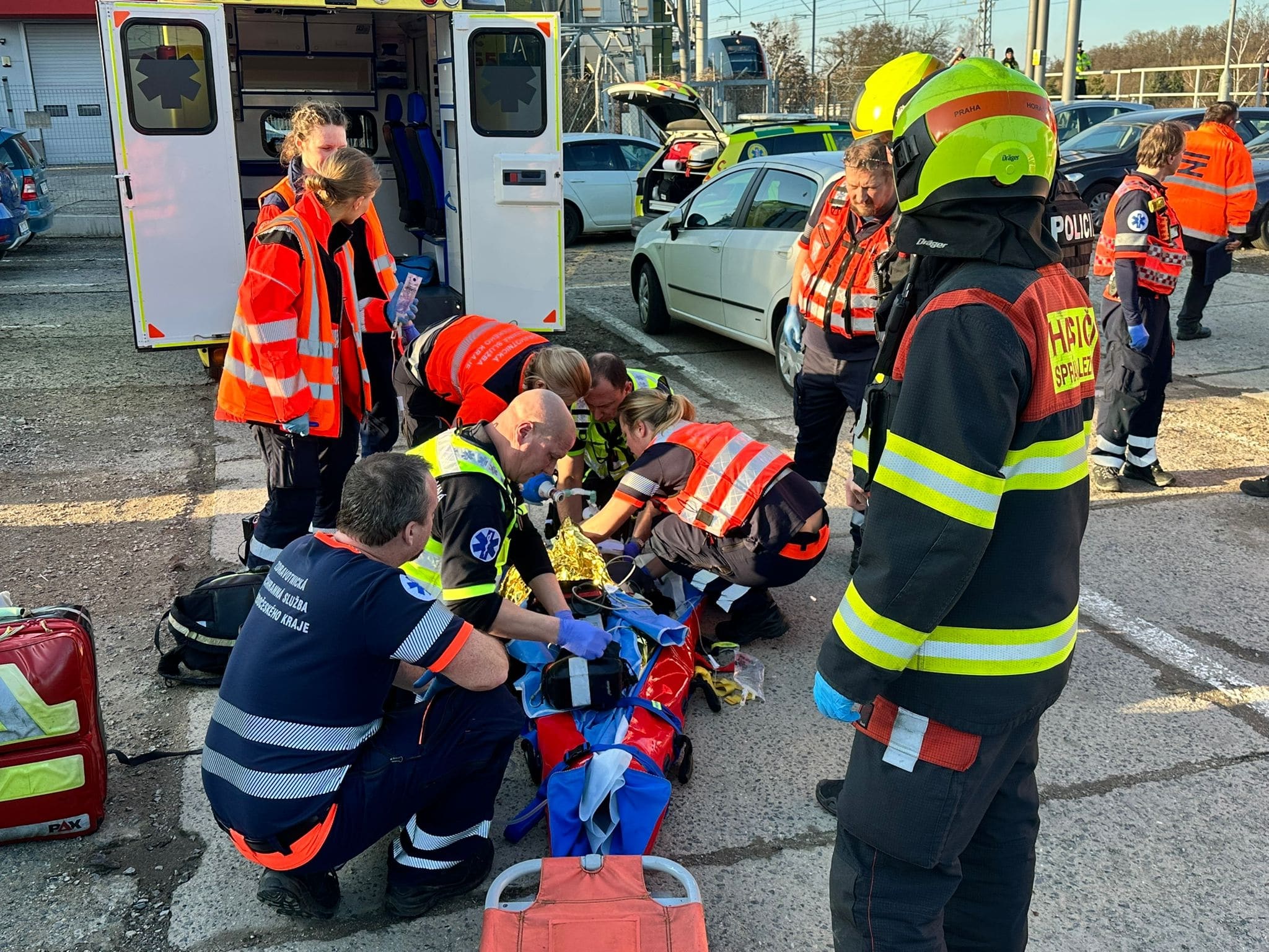V Úvalech srazil vlak ženu. Zasahovali hasiči a záchranáři. Foto: HZS SČK