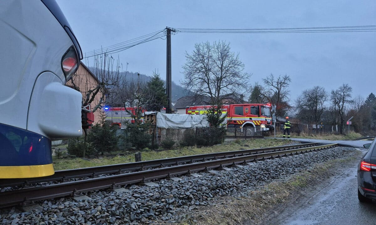 Nehoda auta a vlaku v Želechovicích nad Dřevnicí. Foto: HZS