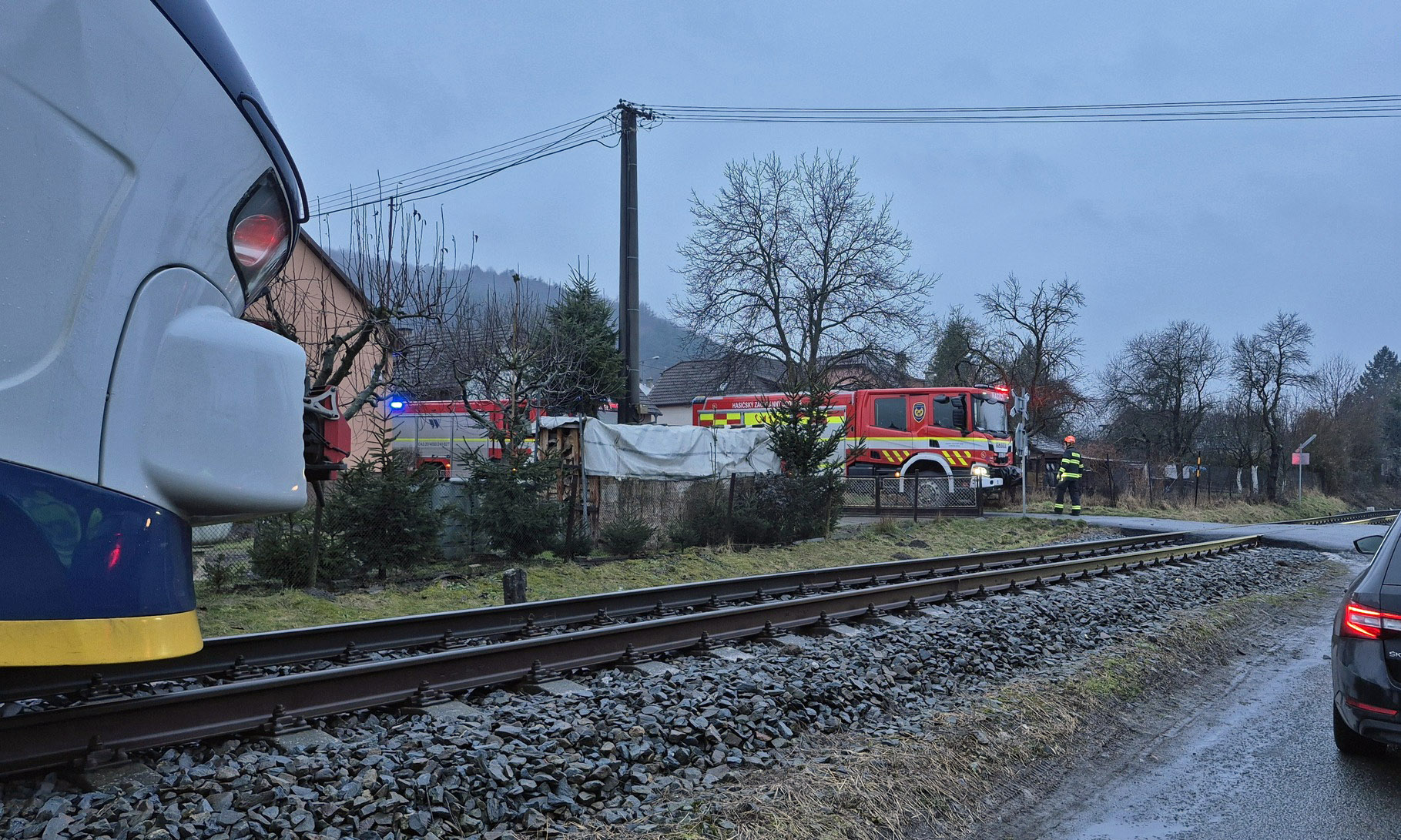 Nehoda auta a vlaku v Želechovicích nad Dřevnicí. Foto: HZS